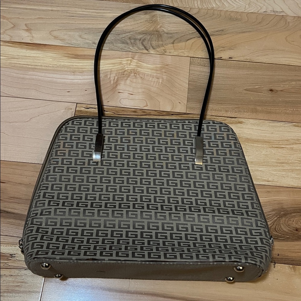 Stylish Veneto Vintage Handbag - Picture 8 of 13